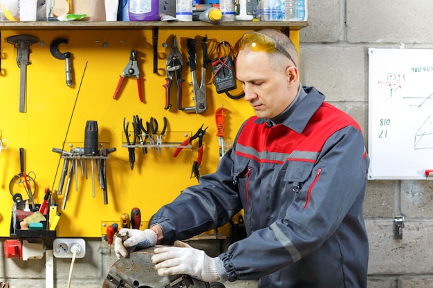 Monteur op de werkplek repareert thuis in de bouw