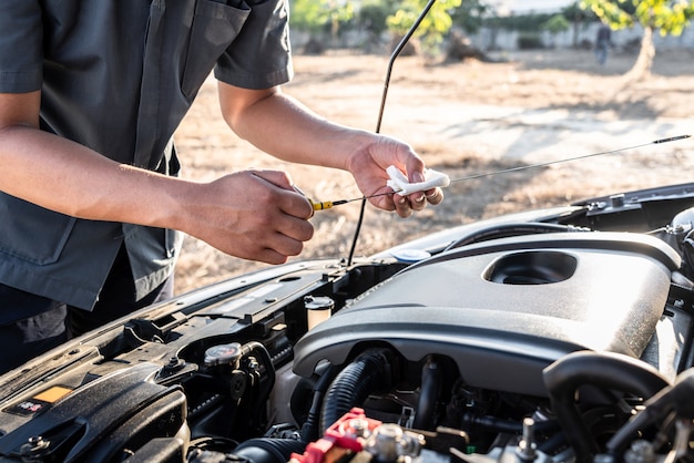 Monteur reparateur werkzaam in auto-motor in auto reparatieservice en het controleren van olie