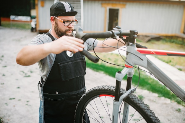 Monteur stelt het fietsstuur en de remmen af