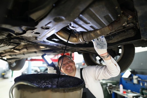 Monteur voert grondige inspectie auto garage.