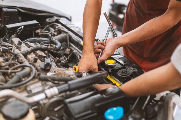 Monteur werkt auto-onderhoud