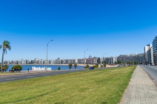 Foto montevideo uruguay 25 december 2015 oriëntatiepunt op het strand van pocitos, waar zich de montevideo-letters bevinden, een plek voor toeristen om souvenirfoto's te maken