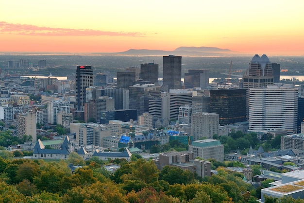 Montreal zonsopgang gezien vanaf Mont Royal met de skyline van de stad in de ochtend