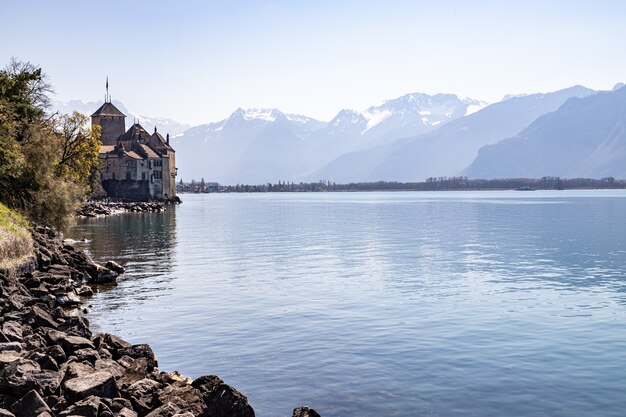 Montreux Zwitserland Kasteel Chillon en de Alpen op de achtergrond