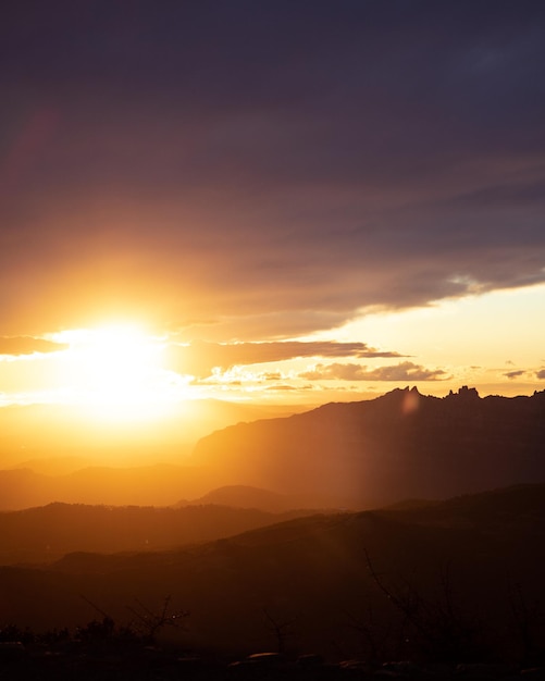 写真 ハイカーとスペインのモンセラートの夕日