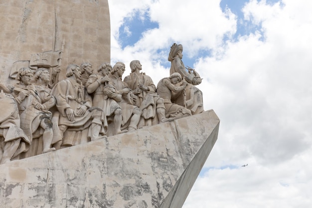 Monument aan de ontdekkingen tegen een bewolkte hemel