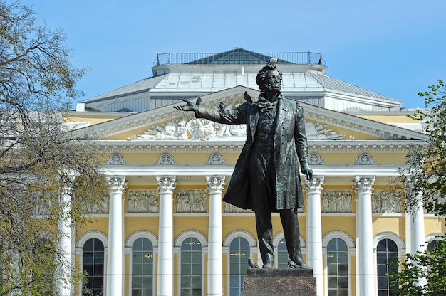 サンクトペテルブルグ、ロシアのロシア博物館（ミハイロフスキー宮殿）の前にある芸術広場にあるアレクサンドルプーシキン記念碑