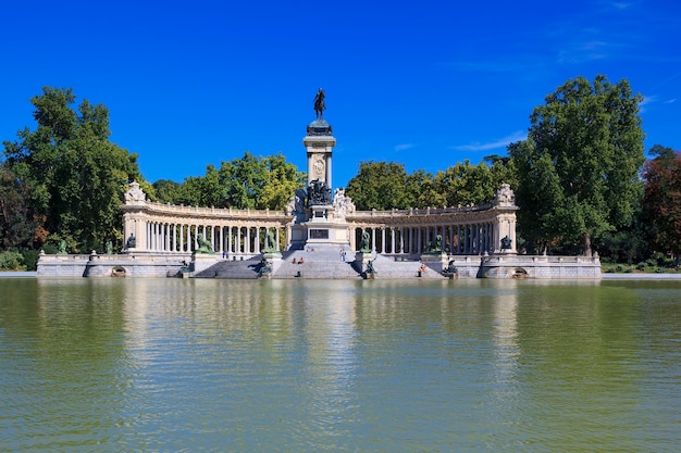 Monumento ad alfonso xii nel parque del buen retiro park del pleasant retreat a madrid spagna