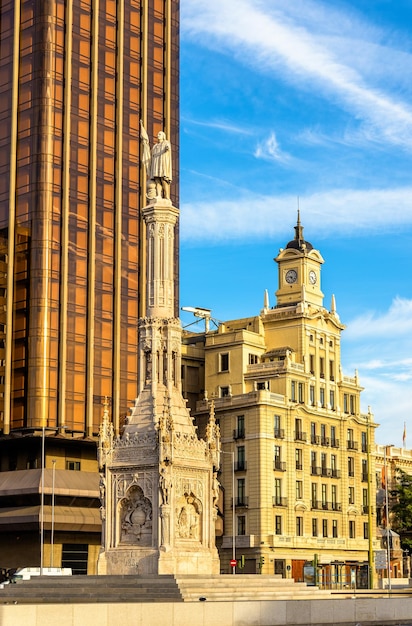 Foto monumento a cristoforo colombo in plaza de colón a madrid, spagna