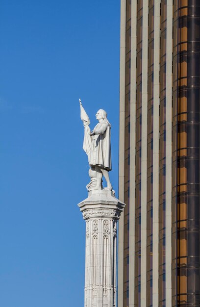 Monument Colon. In 1893 werd dit plein Plaza de Colon genoemd ter nagedachtenis aan de ontdekkingsreiziger Christopher Columbus (Cristobal Colon in het Spaans)