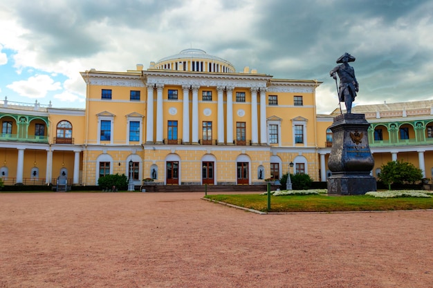 러시아 파블로프스크 궁전 앞의 황제 바오로 1세 기념비 받침대 위의 비문 파블로프스크 건국자인 바오로 1세 황제에게 바치는 1872