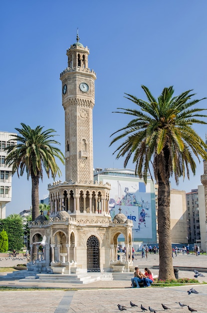 monument en palmbomen in Konak Square