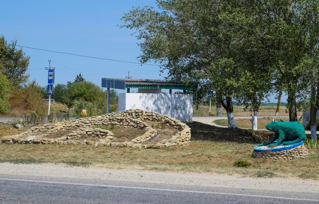 Photo monument to a fairy tale about a princess frog the symbol of the floods and estuaries in the village petrovskaya