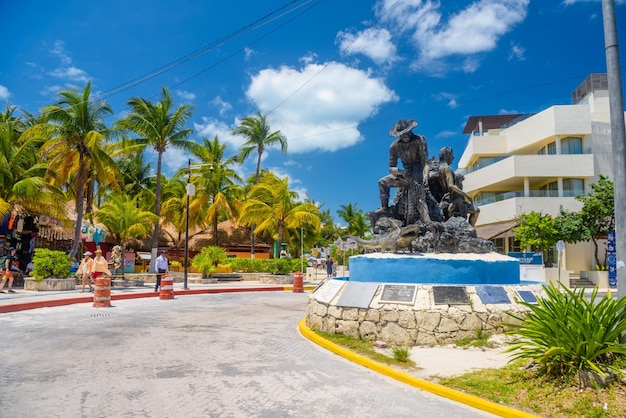 Photo monument of a fisherman al pescador y su familia isla mujeres island caribbean sea cancun yucatan mexico