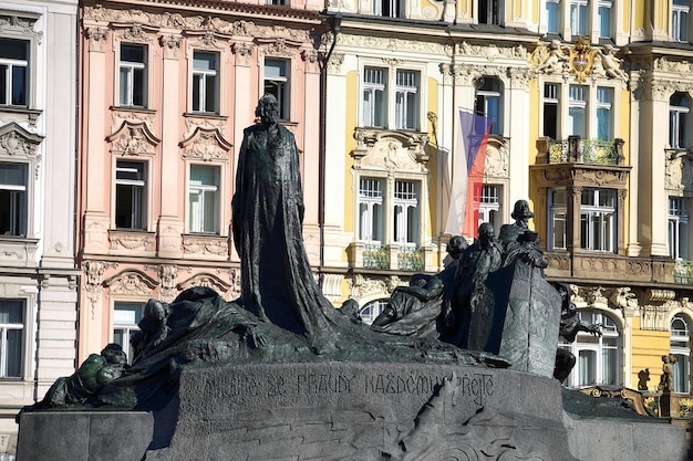 Photo monument of jan hus on the old town square in prague czech republic