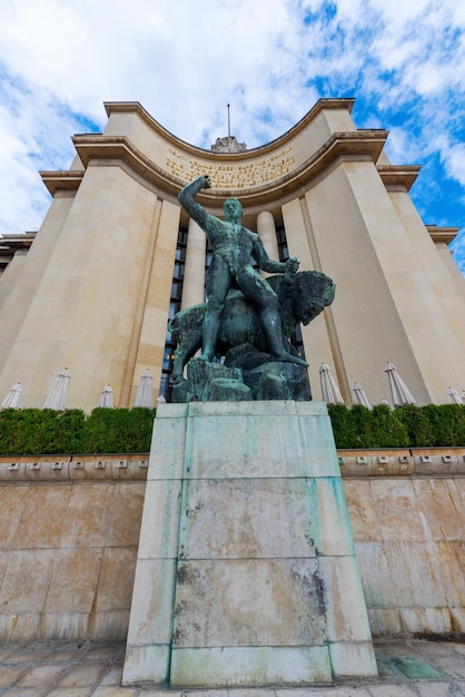 Foto monumento di un uomo e di un toro parisxa