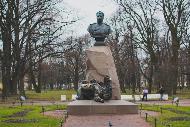 Памятник человеку из камня, лежит у подножия верблюда.