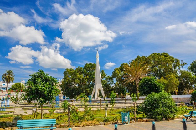 Monument met blauwe lucht en bomen in de buurt van Medina in Hammamet Tunesië