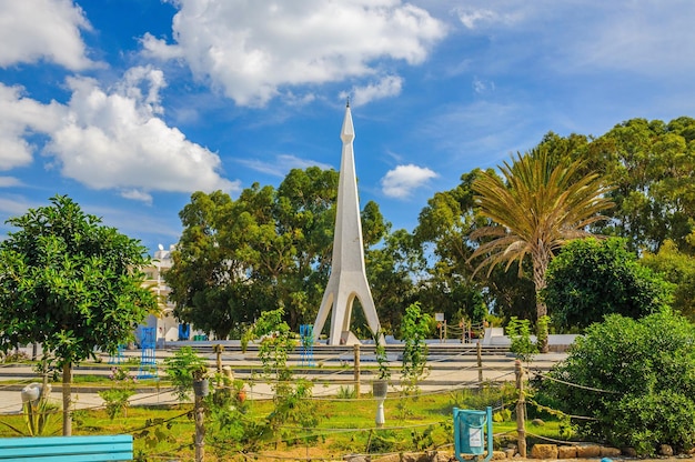 Monument met blauwe lucht en bomen in de buurt van Medina in Hammamet Tunesië