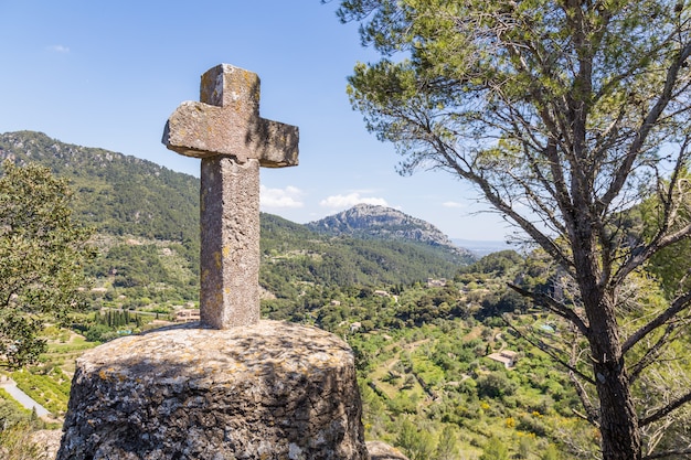 Monument met kruis dichtbij Valdemossa-stad, Mallorca