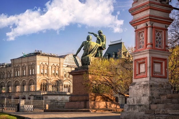 Памятник Минину и Пожарскому у собора Василия Блаженного на Красной площади в Москве