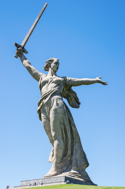 Foto monument moederland roept de mamayev-heuvel aan