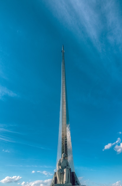 Monument opgedragen aan kosmonautiek in de ussr. vdnkh-monument voor de wetenschapper tsiolkovsky. moskou, rusland