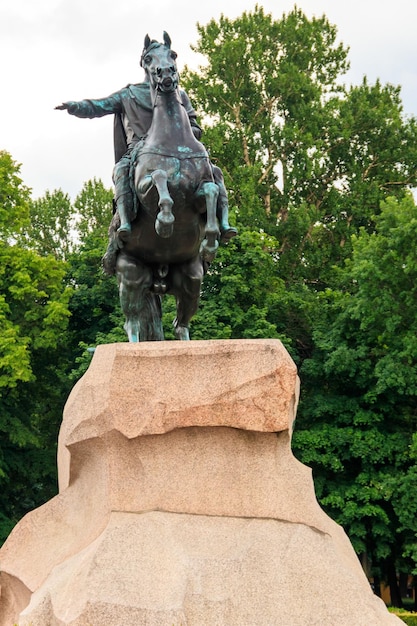 Foto monumento a pietro il grande cavaliere di bronzo a san pietroburgo russia