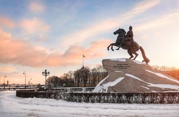 Памятник Петру Великому на рассвете в Санкт-Петербурге