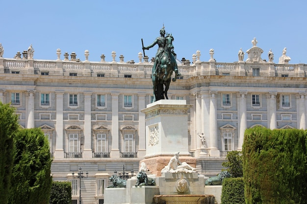 Памятник Филиппу IV Испании с Королевским дворцом в Мадриде, Испания