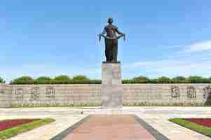 Photo the monument at the piskarevskoye memorial cemetery in st. petersburg, russia