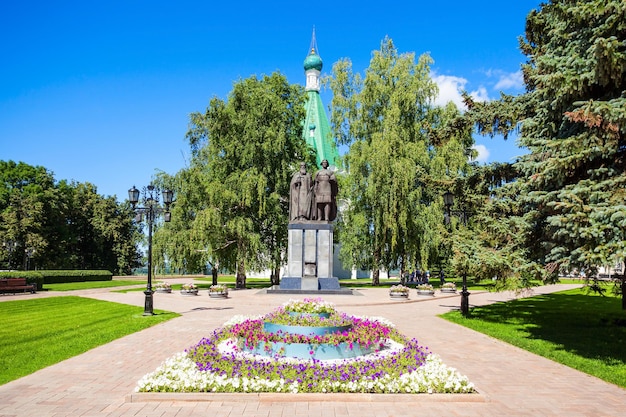 Monumento al principe yury vsevolodovich e al vescovo simon di suzdal vicino alla cattedrale di michele arcangelo nel cremlino di nizhny novgorod, russia.