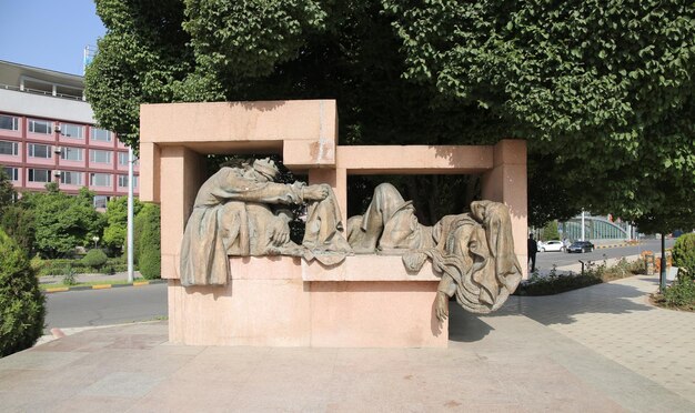 Памятник Садриддину Айни в Душанбе