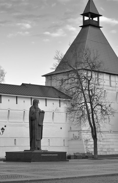 Фото Памятник сергию радонежскому у стен монастыря