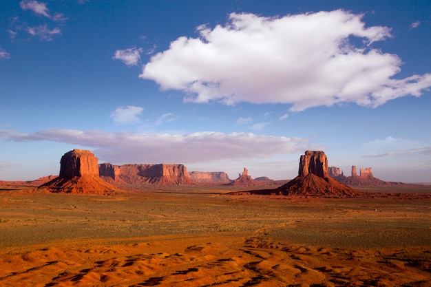 Monument valley mittens morning view utah