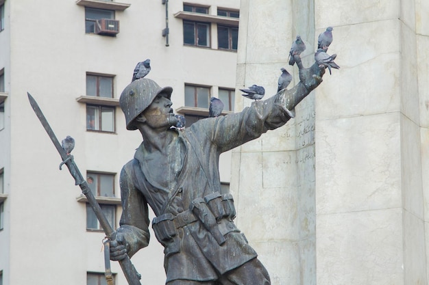 Monument van ataturk op paard en soldaten in ankara, turkije