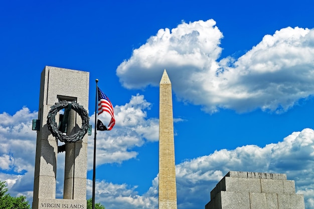 Monument van de eerste president George Washington is afgebeeld naast het deel van het monument van de Tweede Wereldoorlog in Washington DC, Verenigde Staten. Beide zijn belangrijke historische symbolen.