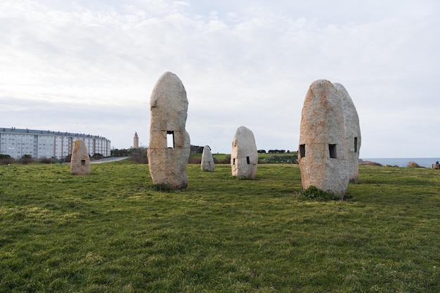 Foto monument van de menhirs in hercules tower kust a coruna galicië spanje