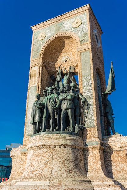 Monument van de republiek op taksim square in istanbul, turkije