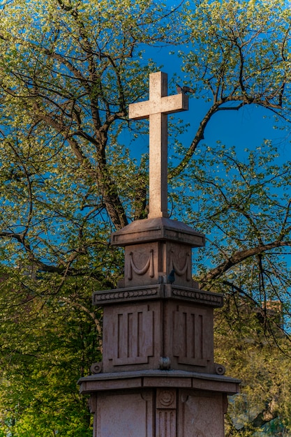 Monument van het kruis aan de heilige drievuldigheid ter ere van de eerste servische opstand op het koning peter-plein in pancevo, servië