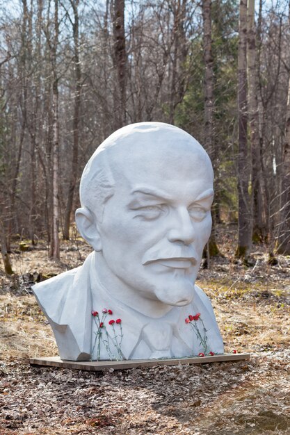 Foto monument van lenin in park van razliv-meer