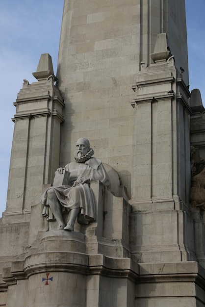 Monument van Miguel Cervantes op Plaza de Espana in Madrid, Spanje. De schrijver wordt vergezeld door Don Quijote en Sancho Panza.