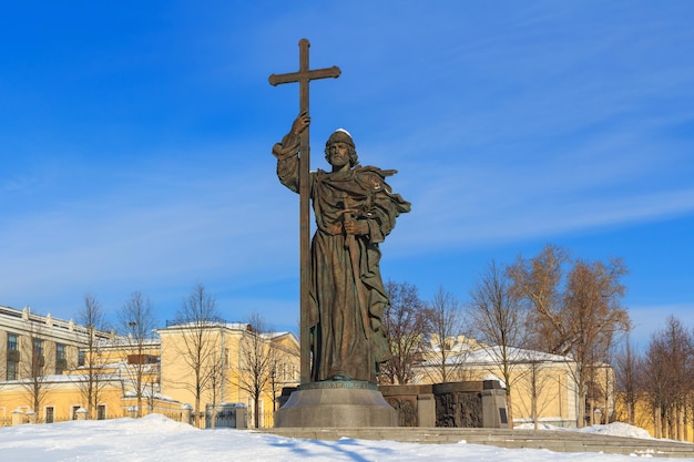 Памятник Владимиру Великому на Боровицкой площади в Москве зимой