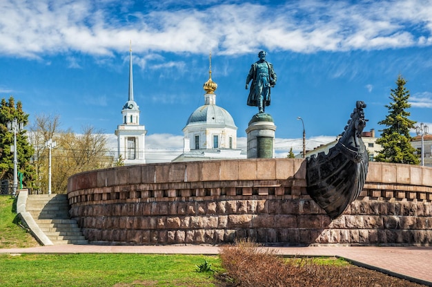 Monument voor Afanasy Nikitin aan de Wolga-dijk in Tver en de opstandingskerk