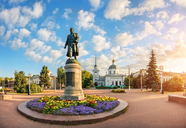 Monument voor Athanasius Nikitin in de buurt van de opstandingskerk aan de oever van de Wolga in Tver