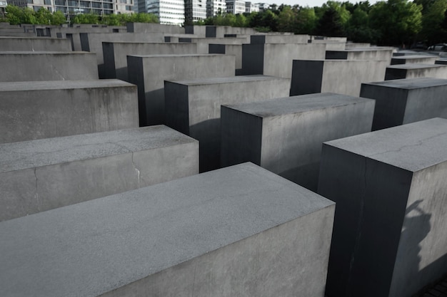 Monument voor de Holocaust van Joden in Berlijn. Kolommen van verschillende hoogtes.