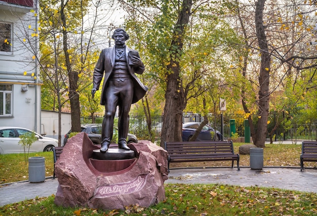 Monument voor de schrijver Toergenjev op Ostozhenka-straat in Moskou op een zonnige herfstochtend.