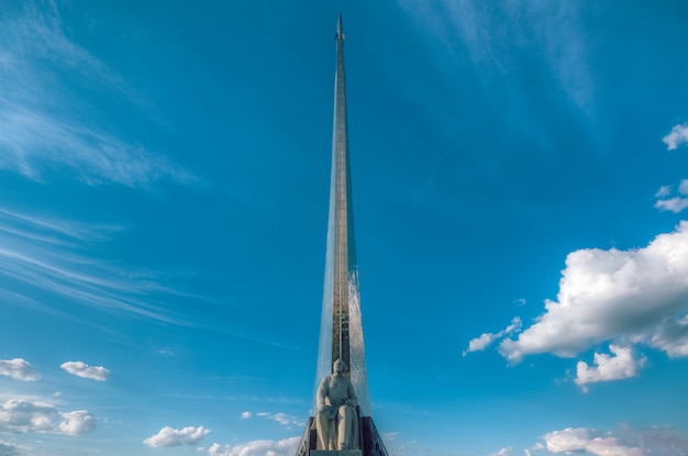 Monument voor de wetenschapper tsiolkovsky bij vdnkh in moskou tegen de blauwe hemel. rusland