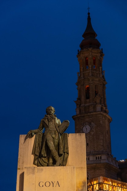 Monument voor Francisco de Goya op de Plaza del Pilar in de stad Zaragoza