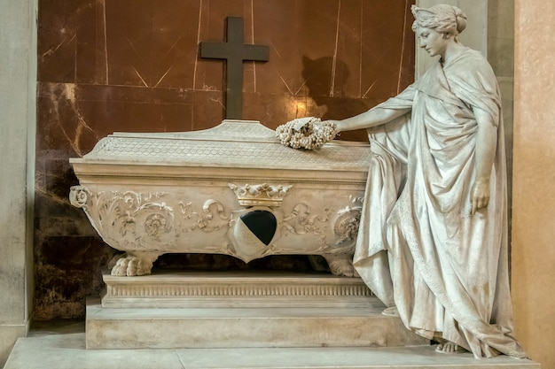 Monument voor Gino Capponi in de Santa Croce-kerk in Florence op 19 oktober 2019